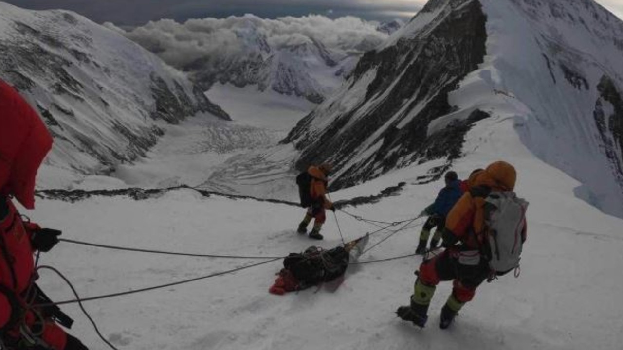 Aussie climber Gillian Lee is rescued from Mount Everest by a team of Tibetan alpine specialists who stumbled upon his unconscious body.