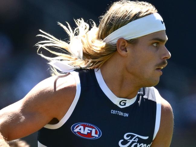 GEELONG, AUSTRALIA - FEBRUARY 17:  Bailey Smith of the Cats looks to pass the ball during the AFL practice match between Geelong Cats and Hawthorn Hawks at GMHBA Stadium on February 17, 2025 in Geelong, Australia. (Photo by Quinn Rooney/Getty Images)