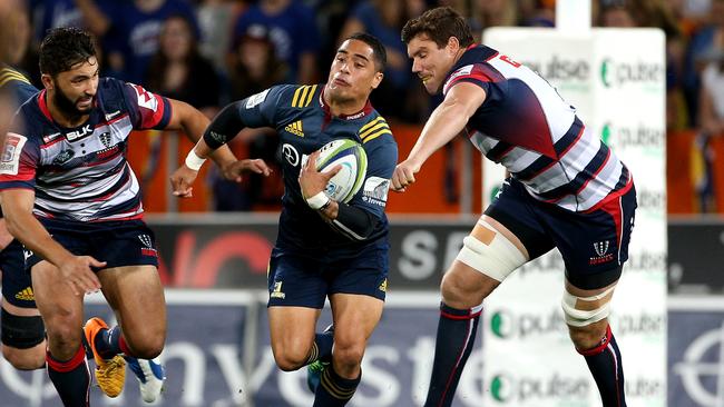 Aaron Smith of the Highlanders makes a break.