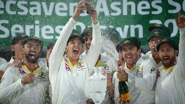 TOPSHOT - Australia's captain Tim Paine (C) lifts the Ashes Urn aloft during the presentation ceremony on the fourth day of the fifth Ashes cricket Test match between England and Australia at The Oval in London on September 15, 2019. - England won the fifth test by 135 runs and drew the series but Australia keeps The Ashes trophy. (Photo by DANIEL LEAL-OLIVAS / AFP) / RESTRICTED TO EDITORIAL USE. NO ASSOCIATION WITH DIRECT COMPETITOR OF SPONSOR, PARTNER, OR SUPPLIER OF THE ECB (Photo credit should read DANIEL LEAL-OLIVAS/AFP via Getty Images)