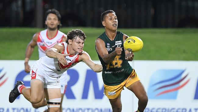 Nick Yarran of St Mary's on the run against Waratah in Round 11 of the 2021-22 NTFL season. Picture: Felicity Elliott / AFLNT Media