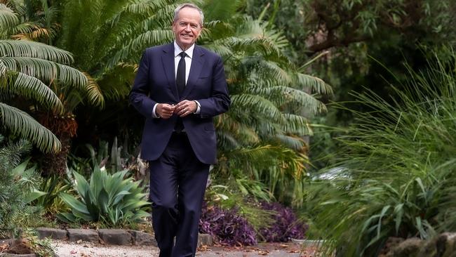 Bill Shorten relaxing in Queens Park, Moonee Ponds which is in his electorate of Maribyrnong. Picture : NCA NewsWire / Ian Currie