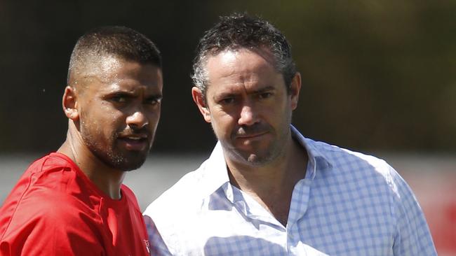 St Kilda chief operating officer Simon Lethlean talks to Brad Hill during a training session.