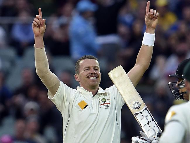 Australia's paceman Peter Siddle (L) celebrates his 200th wicket after getting New Zealand's Doug Bracewell out during the first day-night cricket Test match at the Adelaide Oval on November 27, 2015. AFP PHOTO / SAEED KHAN IMAGE RESTRICTED TO EDITORIAL USE - NO COMMERCIAL USE