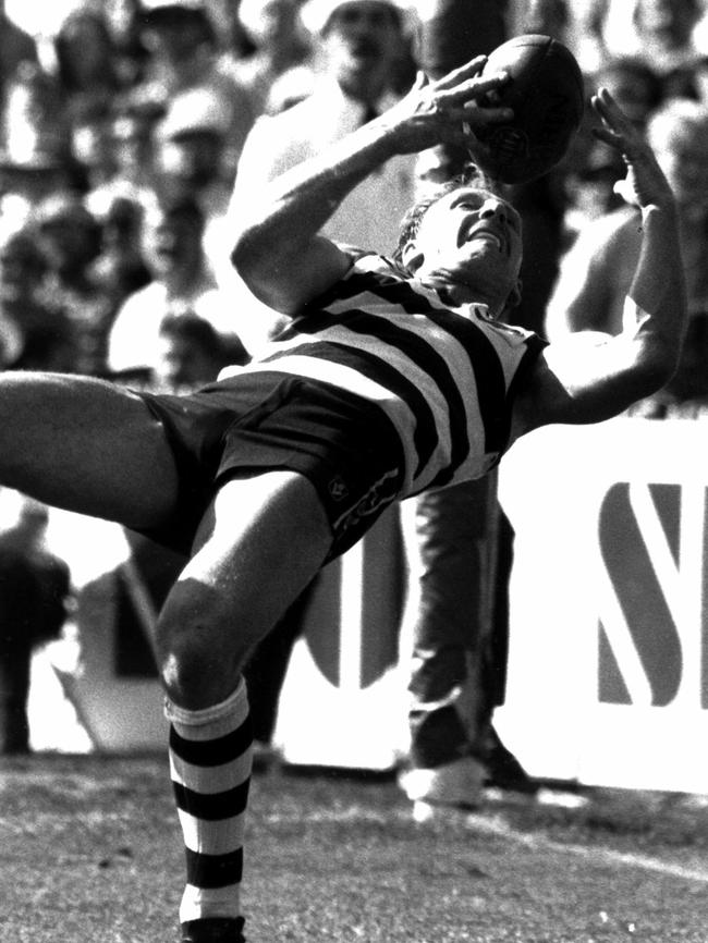 Gary Ablett marks before kicking one of his record nine goals in losing team during Hawthorn v Geelong 1989 VFL grand final.