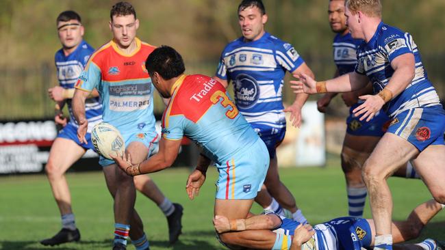 Tre Fotu offloads to his De La Salle skipper Andrew Faddy. Picture: Steve Montgomery | OurFootyTeam