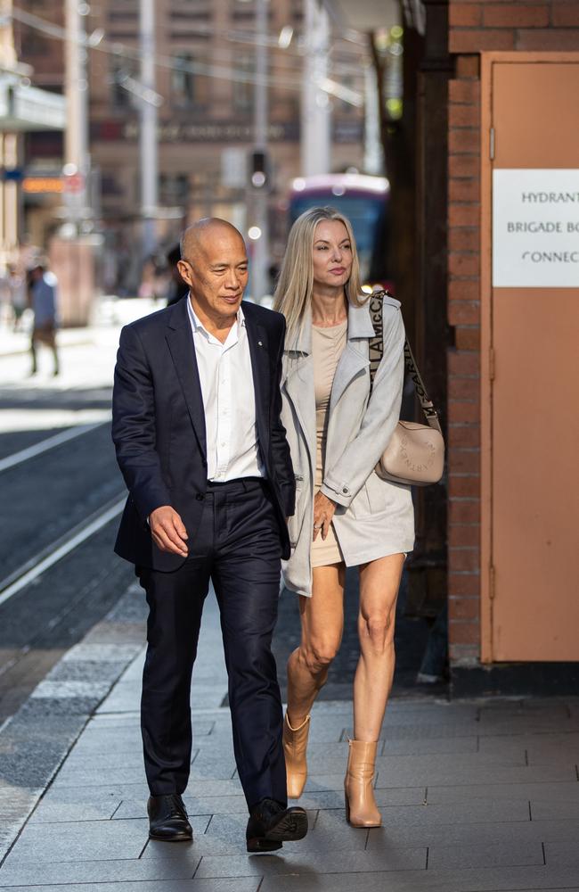 神经外科医生查理·张 (Charlie Teo) 与未婚妻特雷西·格里菲斯 (Traci Griffiths) 一起离开悉尼医疗保健投诉委员会专业标准委员会调查。 图片：朱利安·安德鲁斯