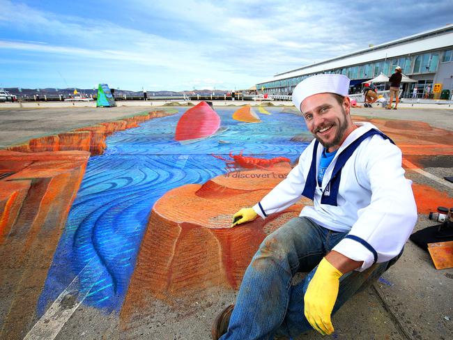 <s1>FINISHING TOUCHES: Chalk artist Rudy Kistler, of Goulburn in NSW, with his 3D drawing on the Hobart waterfront near Elizabeth St Pier. </s1>                        <source>Picture: SAM ROSEWARNE</source>