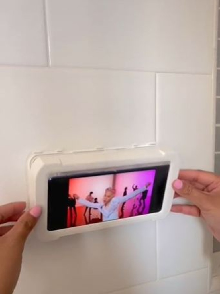 TikTok users are obsessed with this shower phone holder. Picture: TikTok/@heartdefensor.
