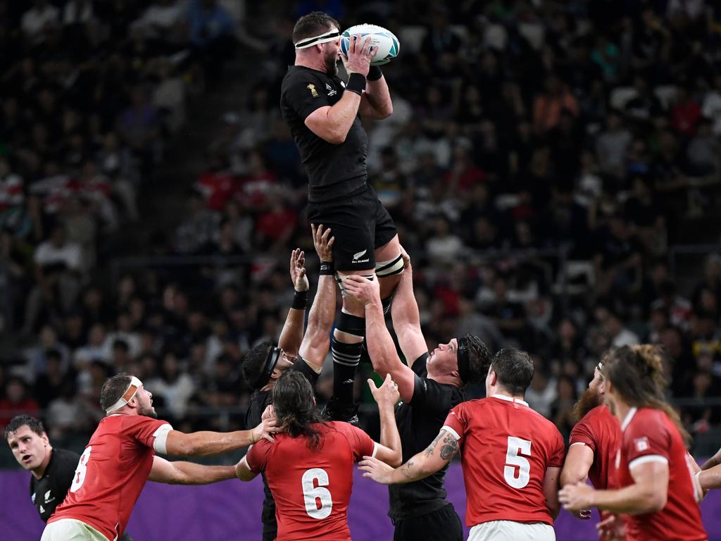 Kieran Read catches the ball in a line out. (Photo by CHRISTOPHE SIMON / AFP)