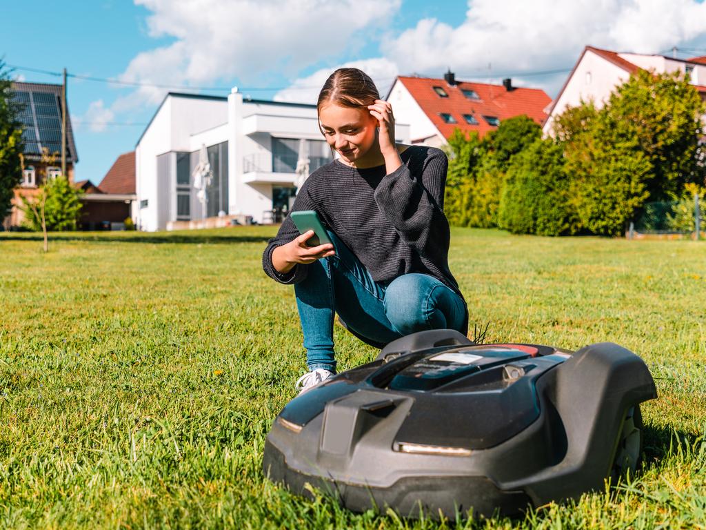 Robot lawn mowers are a great way keep your grass full and healthy. Image: iStock.