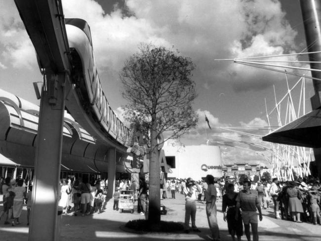 file pic/sproule 24 apr 1988 - Monorail passes over crowds at Expo 88 Preview Day - south bank brisbane