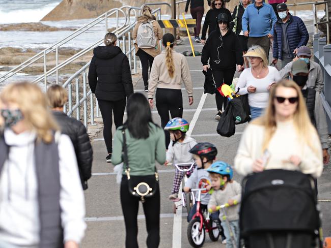 SYDNEY, AUSTRALIA- News Wire photos JULY 19 2021- People walking along the Cronulla esplanade in the Sutherland Shire as Sydney endures it's latest coronavirus lockdown. Picture: NCA NewsWire / Adam Yip