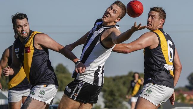 Outer East: Narre Warren’s Jake Richardson juggles the mark. Picture: Valeriu Campan