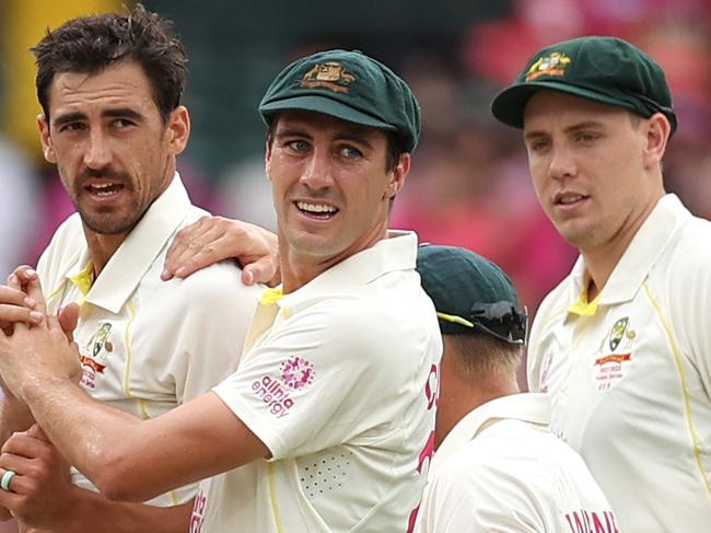 SYDNEY, AUSTRALIA - JANUARY 07: Nathan Lyon, Marnus Labuschagne, Mitchell Starc, Pat Cummins and Cameron Green of Australia celebrate the wicket of Haseeb Hameed of England during day three of the Fourth Test Match in the Ashes series between Australia and England at Sydney Cricket Ground on January 07, 2022 in Sydney, Australia. (Photo by Cameron Spencer/Getty Images)