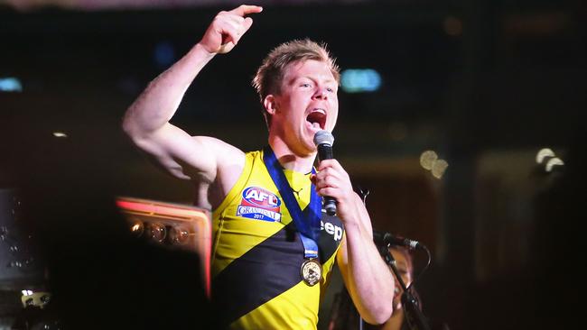 Jack Riewoldt singing with the Killers. Picture: Getty Images