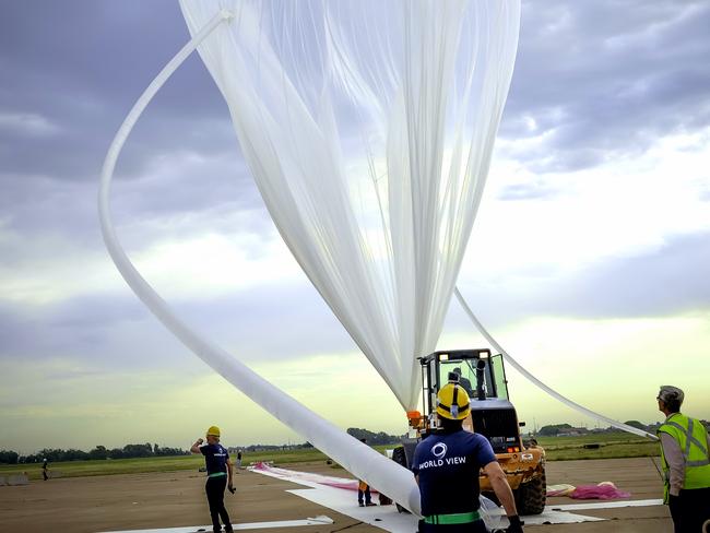 The World View team filling a high altitude balloon in Roswell, N.M., for the Voyager pressurised space capsule.