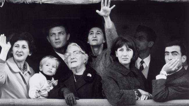 Migrants arriving in Sydney 1966 gelatin silver photograph 26.7 × 40.4 cm National Gallery of Victoria, Melbourne Purchased, 1991 © Estate of David Moore