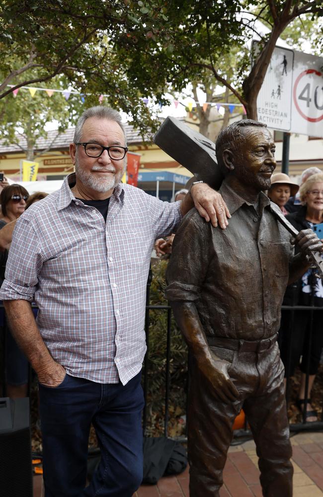 A statue of John Williamson was unveiled in the main street of Tamworth in 2022. Picture: Jonathan Ng