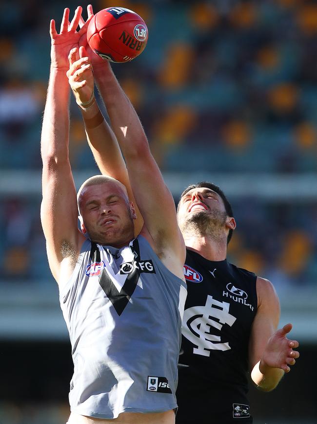 Peter Ladhams battles against Carlton’s Marc Pittonet. Picture: Jono Searle/Getty