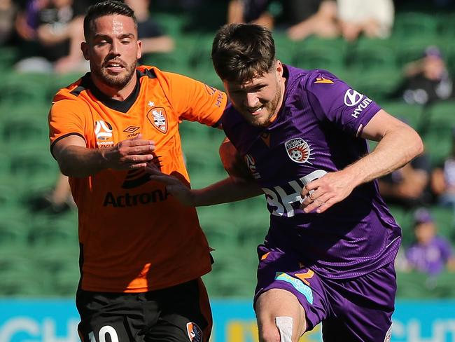 PERTH, AUSTRALIA - OCTOBER 13: Alex Grant of the Glory controls the ball against Bradden Inman of the Roar during the round one A-League match between Perth Glory and Brisbane Roar at HBF Park on October 13, 2019 in Perth, Australia. (Photo by Paul Kane/Getty Images)
