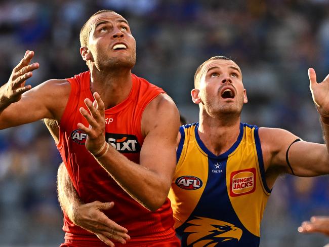 Jarrod Witts had his way with Matt Flynn. Picture: Daniel Carson/AFL Photos via Getty Images