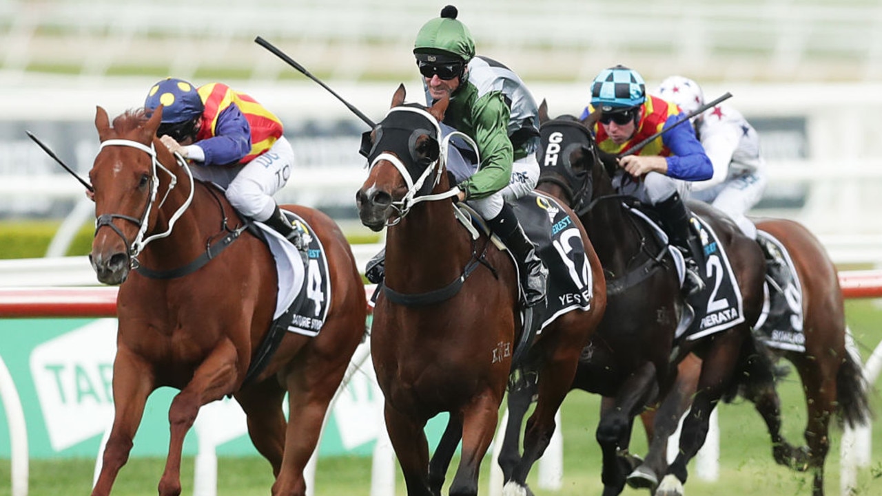 SYDNEY, AUSTRALIEN - 19. OKTOBER: Glen Boss fährt Ja Ja Ja gewinnt Rennen 7 Der TAB Everest während des Everest auf der Royal Randwick Racecourse am 19. Oktober 2019 in Sydney, Australien.  (Foto von Mark Metcalfe / Getty Images)