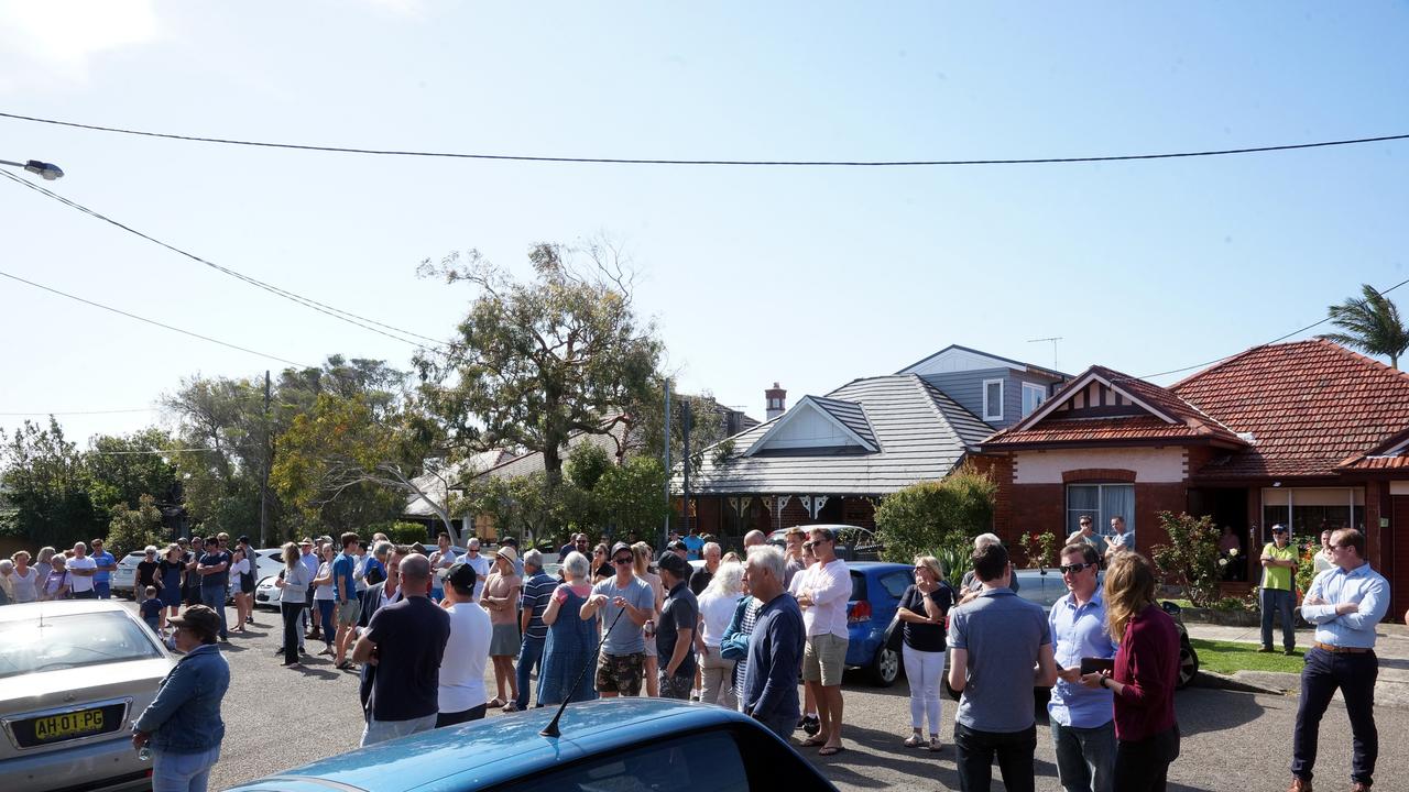 More than 160 people inspected an old house on the edge of Manly which sold to a developer.