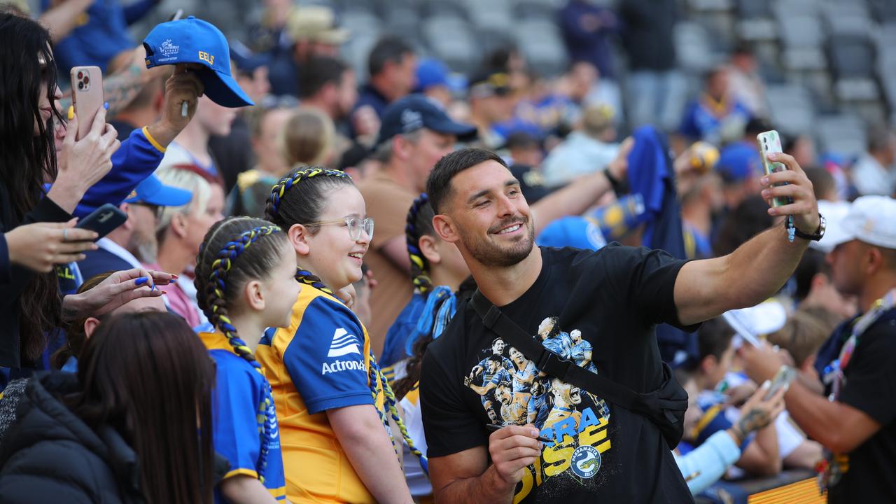 Ryan Matterson with Eels fans. Picture: Richard Dobson