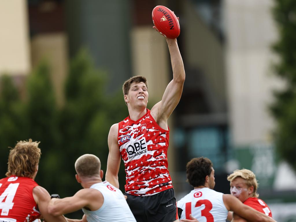 Green linked up well with his midfielders at the stoppages. Picture: Phil Hillyard