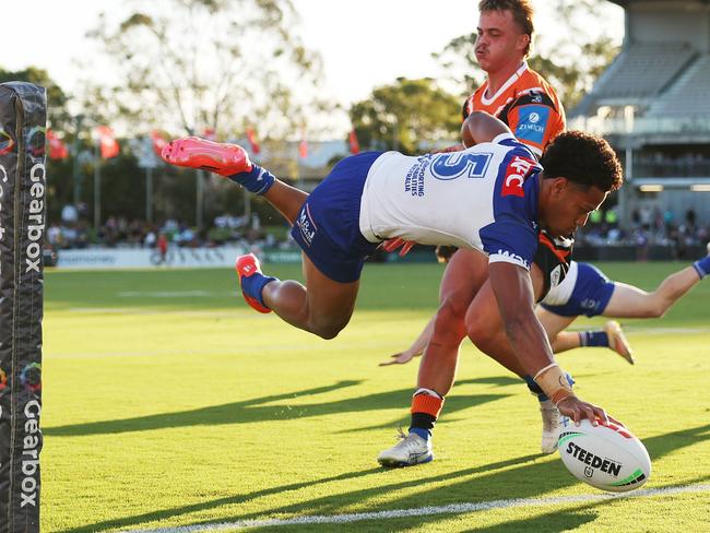 Jonathan Sua scores a try for the Bulldogs. Picture: Getty Images