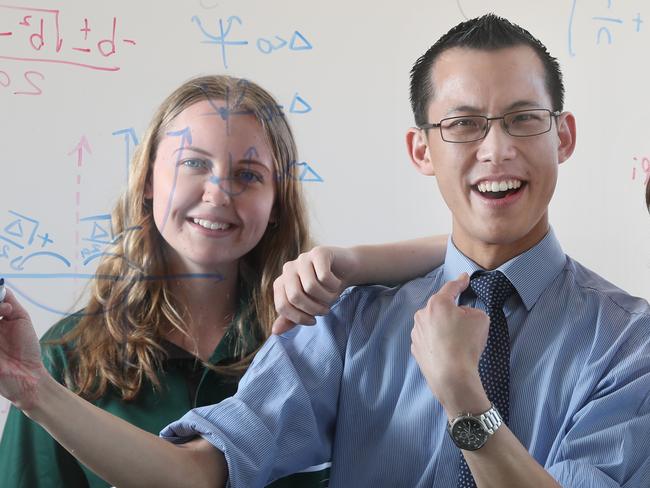 18.9.2019.YouTube sensation Eddie Woo is sharing his passion for maths with students in regional South Australia. Thinking a pic of Eddie with Waikerie High School students Bonnie Dolphin,yr 11 and Cade Ridley Yr 11. PIC TAIT SCHMAAL.