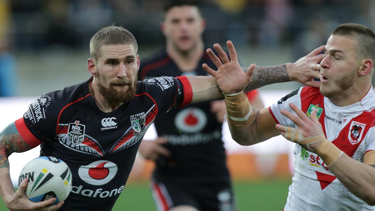 Sam Tomkins of the New Zealand Warriors fends off a challenge from Euan Aitken of the Dragons during their round 22 NRL match at Westpac Stadium, Wellington on Saturday, August 08, 2015. (AAP Image/David Rowland) NO ARCHIVING, EDITORIAL USE ONLY