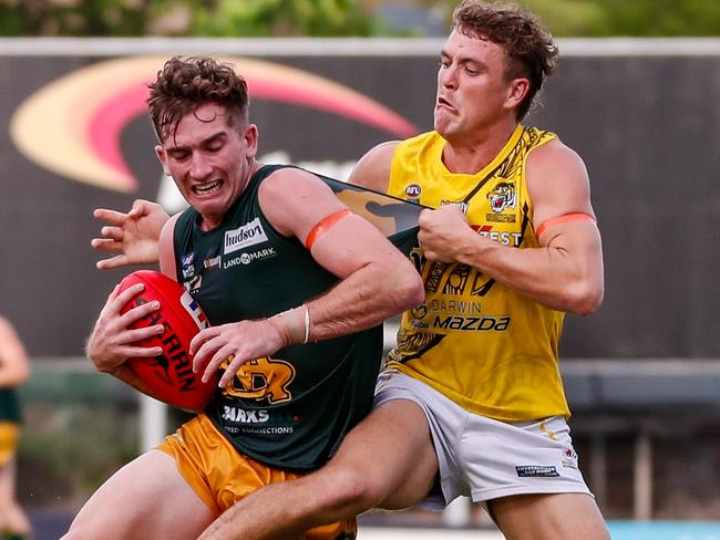 Nightcliff and St Mary’s clash in the major semifinal. Picture: Celina Whan / AFLNT Media