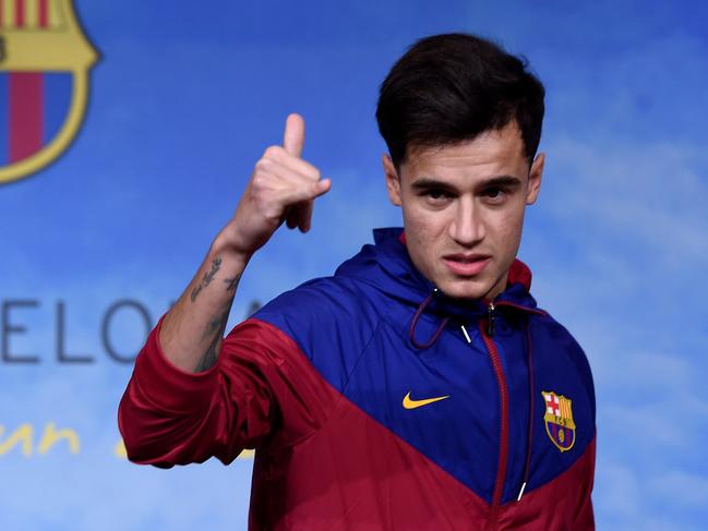 Barcelona's new Brazilian midfielder Philippe Coutinho poses for a picture in Barcelona on January 7, 2018.  Coutinho is in Barcelona to tie up a 160-million-euro ($192 million) move from Liverpool, the third-richest deal of all time. / AFP PHOTO / Josep LAGO