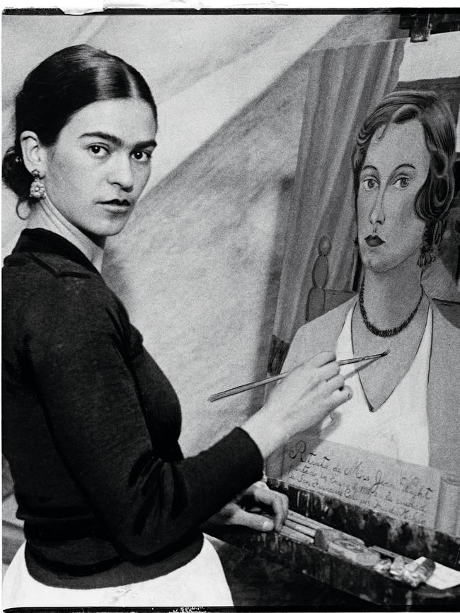 Frida Kahlo painting portrait of Mrs. Jean Wight – San Francisco News, 1931. Courtesy: San Francisco History Center, San Francisco Public Library