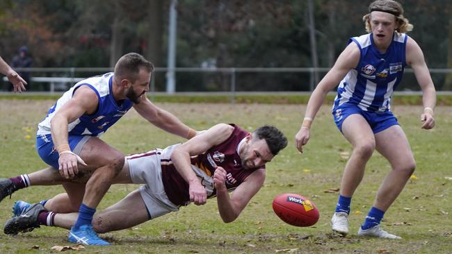 The Eagles hunt the ball. Picture: Valeriu Campan