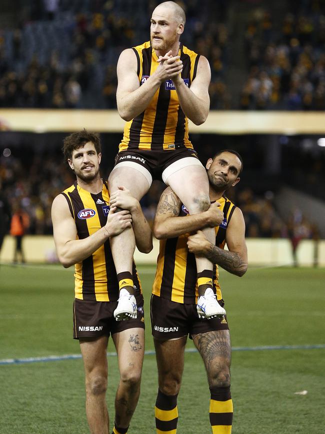 Roughead is chaired off by Ben Stratton and Shaun Burgoyne