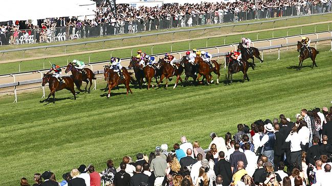 14June2008 - Large crowds cheering on the winner, Frosty, during Race 4 at the Ipswich Cup Races, Bundamba.