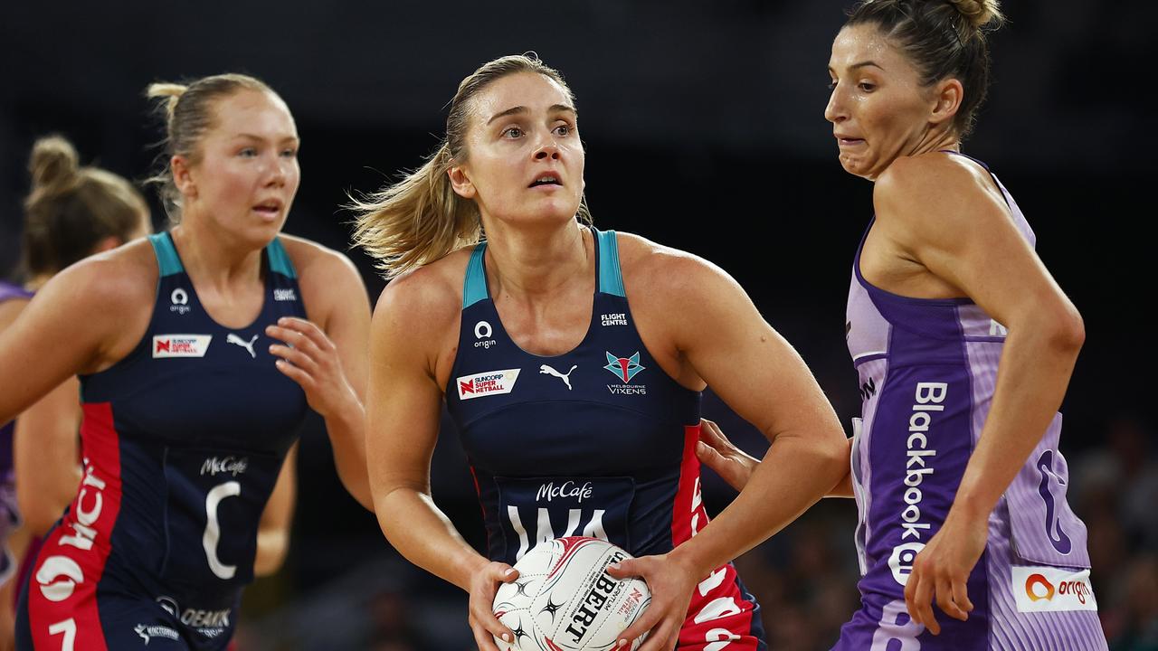 MELBOURNE, AUSTRALIA - MAY 07: Liz Watson of the Vixens looks to pass the ball during the round eight Super Netball match between Melbourne Vixens and Queensland Firebirds at John Cain Arena, on May 07, 2022, in Melbourne, Australia. (Photo by Daniel Pockett/Getty Images)