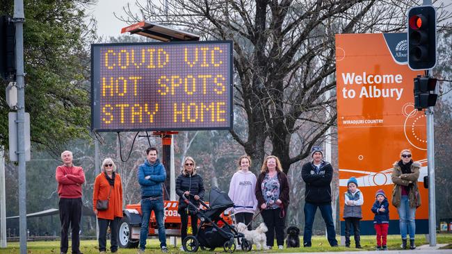 Tourists from Geelong, Canberra, Wagga and Rutherglen at Wodonga Place in Albury before the border closure.