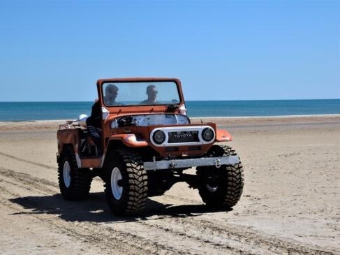 Customised LandCruiser to break record for longest underwater drive