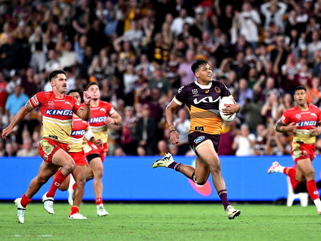 Selwyn Cobbo scored a double for the Broncos to post a big SuperCoach score. Photo: Bradley Kanaris/Getty Images