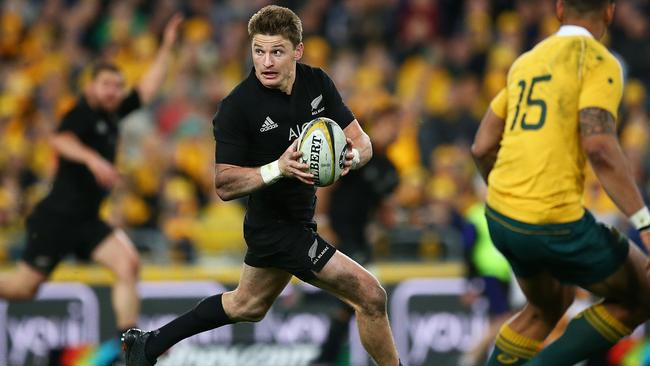 Beauden Barrett has re-signed with the All Blacks until after the 2019 World Cup.