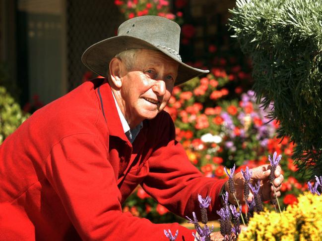 ## HAVE YOU /CHECKED COPYRIGHT /CLEARANCE ?? D/i 19 Sept 2002 David Neale in the garden of his neighbour Ross Ferdinand at the Willowglen Retirement Village in Toowoomba. Ross died 22/8/02 and David ensured his friend's garden was completed in time for the Carnival of Flowers Garden Competition. picDavid/Martinelli  aged man gardening hat profile