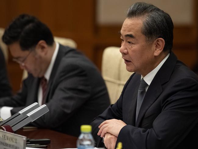 China's Foreign Minister Wang Yi (R) talks to his Uruguayan counterpart Rodolfo Nin Novoa during their meeting at the Diaoyutai State Guesthouse in Beijing on August 19, 2018. - Nin Novoa is on an official visit to China from August 19 to 28. (Photo by Roman PILIPEY / POOL / AFP)