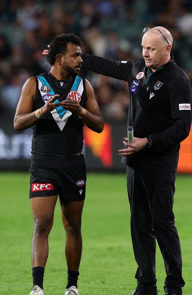 Ken Hinkley talks to Willie Rioli. Picture: Getty Images