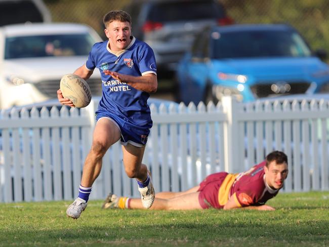 Wesley Pring evades the defence. Picture: Steve Montgomery/Ourfootyteam