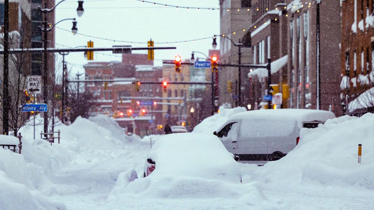 Amerykańska burza śnieżna powoduje śmierć 55 osób, przerwy w dostawie prądu i komplikacje w podróży