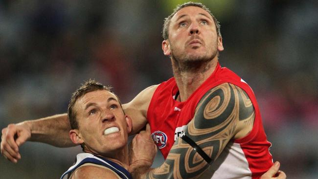 Peter Everitt spent the twilight of his career in the ruck for Sydney.